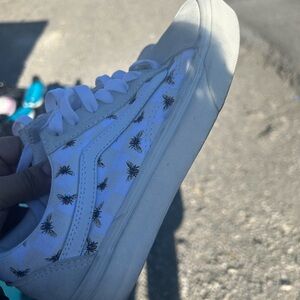 Vans Outlet white and tan butterfly printed Vans women’s size 6